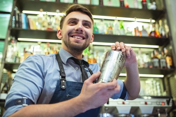 Quelles installations derrière le bar, outils et équipements de barman ?