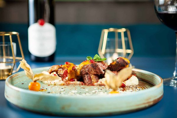 Comment organiser un tour culinaire de la ville pour promouvoir plusieurs restaurants partenaires?