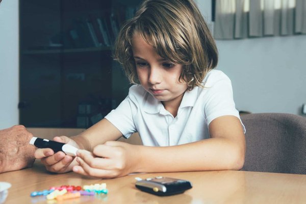 Comment réussir le lancement d'un bar à jus proposant des dégustations guidées de superfruits?